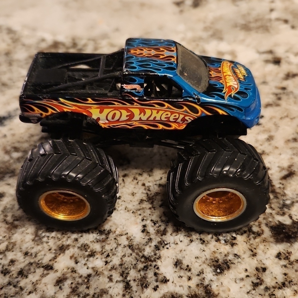 Hotwheels monster truck jmhas bent axel poor condition